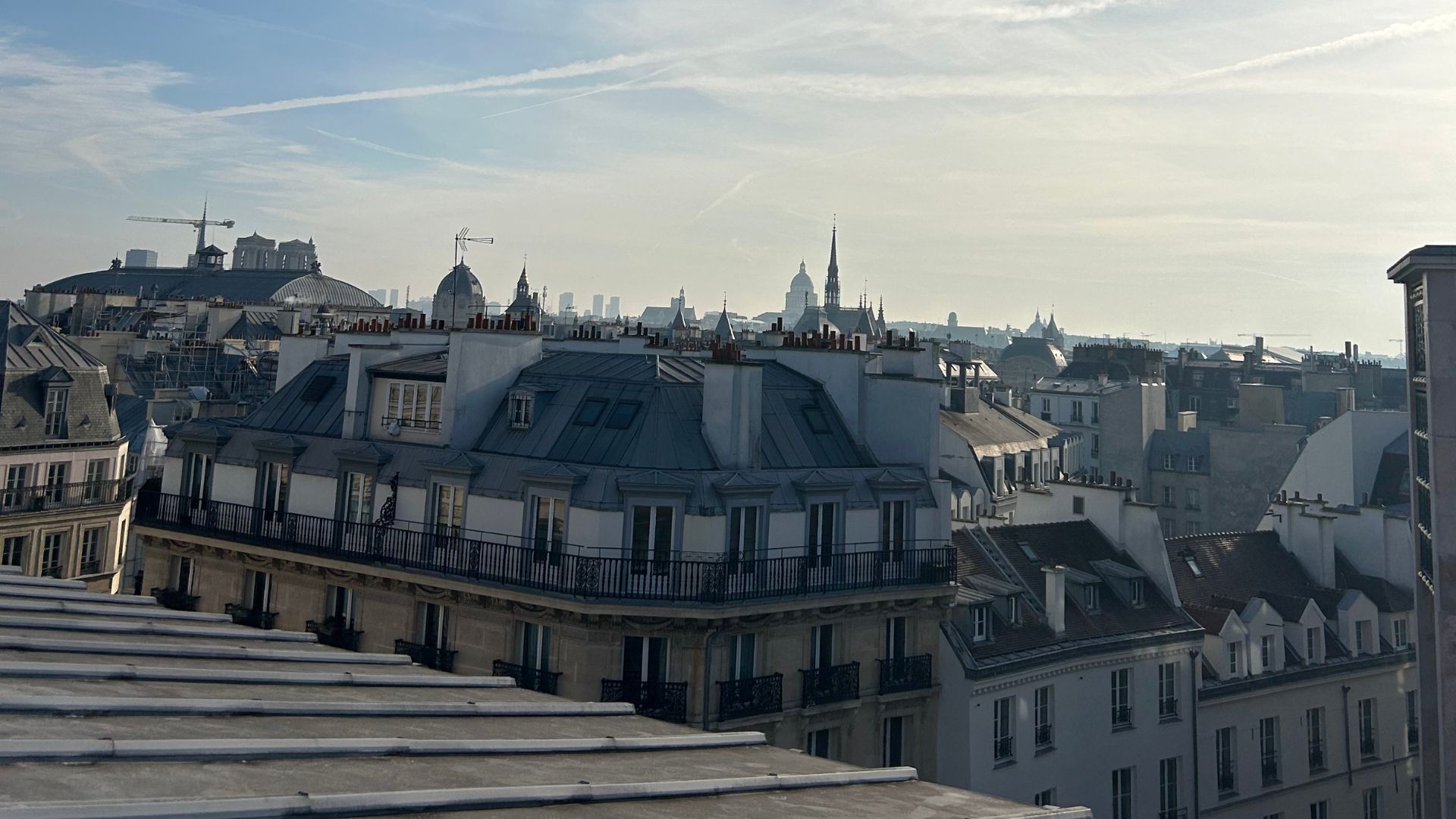 Revente de codes et gymnastique aérienne : mon baptême du feu sur les toits de Paris