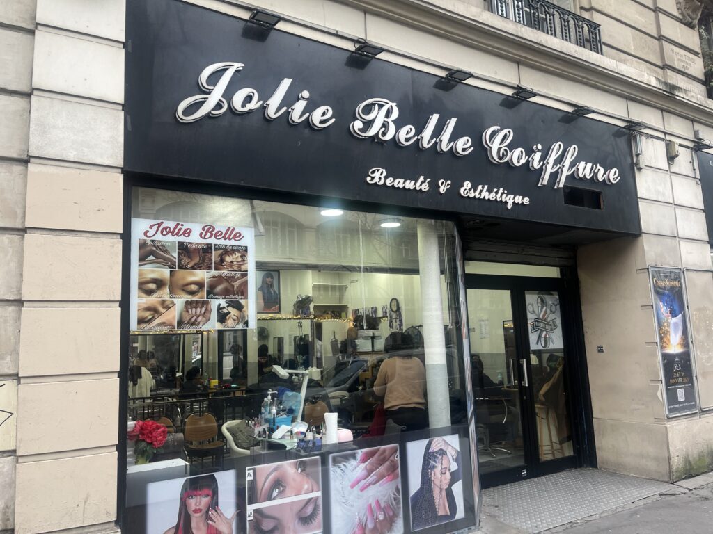 Les vendeuses du salon "Jolie belle Coiffure" s'offusquent de l'arrêté. 
© Jeanne Durieux 