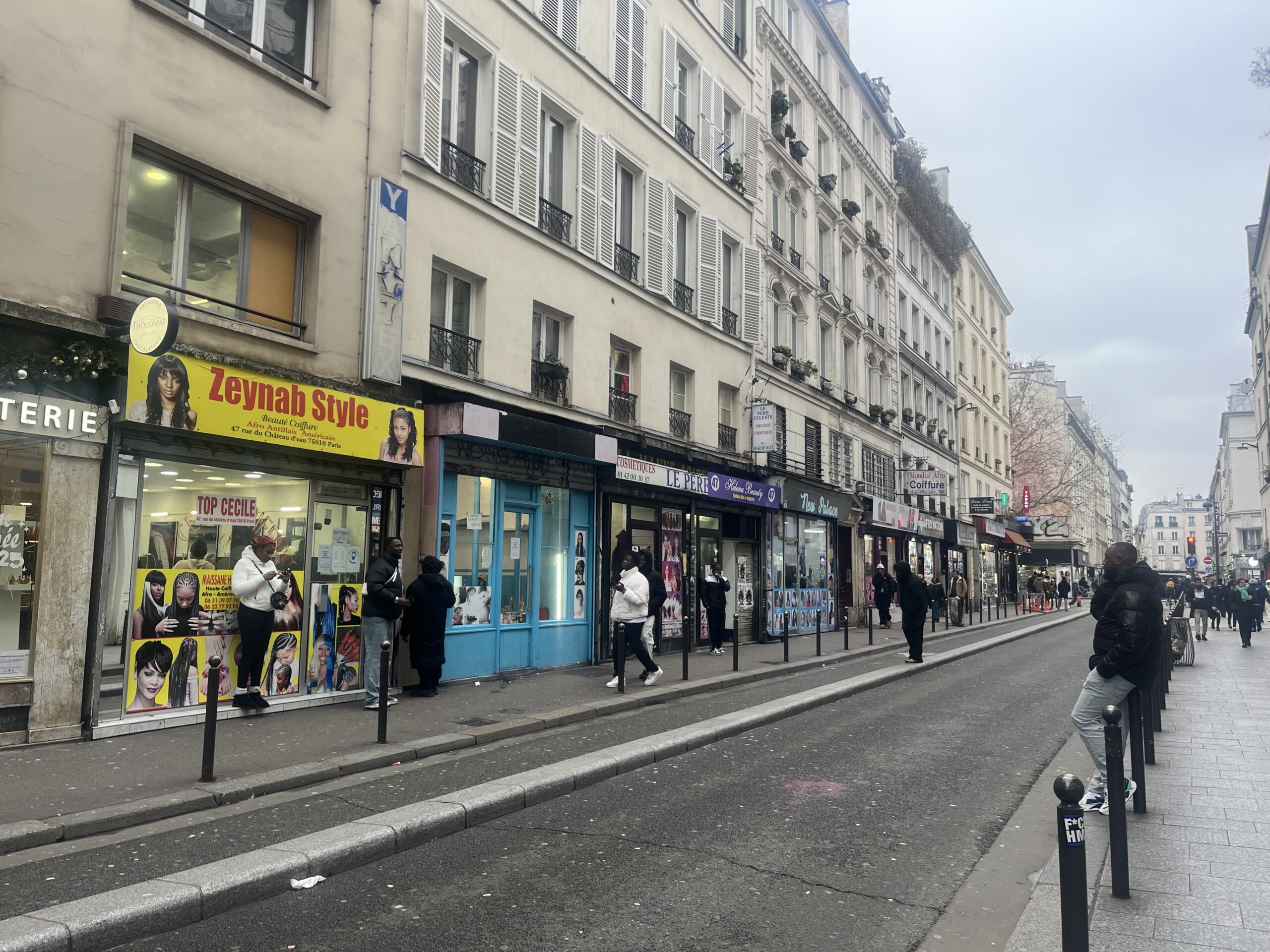 Dans le quartier de Château d’Eau, la délicate régulation des salons de coiffures et ongleries